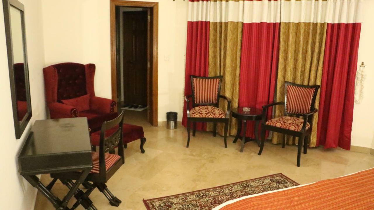 The Royal Manor Acomodação com café da manhã Islamabad Exterior foto